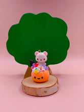 Load image into Gallery viewer, Halloween - candy pumpkins - bear
